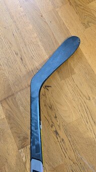 NOVÁ Hůl CCM TACKS AS‑VI PRO JUNIOR | 40 FLEX | (Pravá P28)) - 4