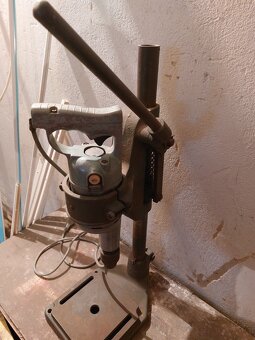 Stará kovová vrtačka na stojanu - 4