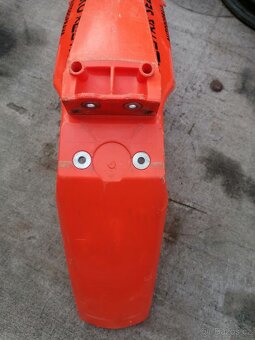 Prodám přední blatník na ktm sx, exc - 4