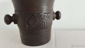 Starý válečný litinový hmoždíř s dělem a rokem 1914-1917 - 4