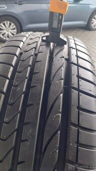 Prodám 2 x letní pneu Bridgestone 235/55/19 - málo jeté. - 4