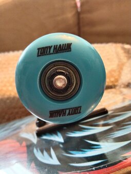 Nový zabalený skateboard Tony Hawk. - 4
