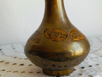 MOSAZNÁ VÁZA S TEPANÝM VZOREM - INDIE - 18 CM - 4