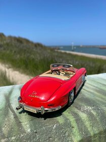Model auta Mercedes-Benz SL300 1:18 Bburago - 4
