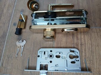 Bezpečnostní kování  72mm - 4