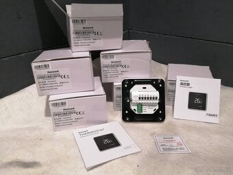 Termostat Honeywell s dotykovou obrazovkou řady WTS - 4