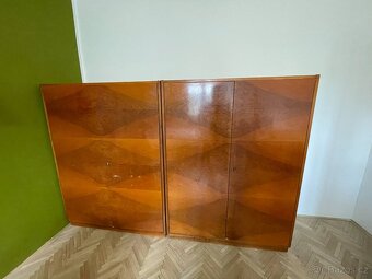 Dvě staré masivní dřevěné skříně ZA ODVOZ - 4