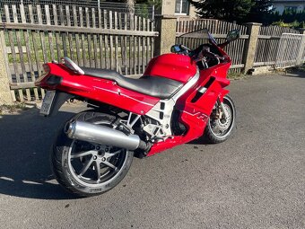 Honda VFR 750 F - 4