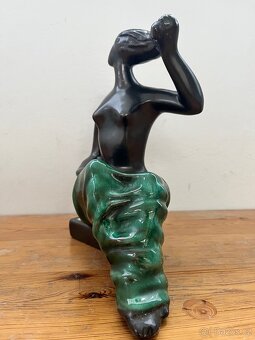 Soška - Sedící dívka s rozevlátými vlasy (Brusel 🇧🇪) - 4