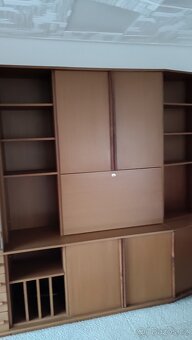 Prostorná obývací stěna v dekoru dřeva – retro/klasika - 4