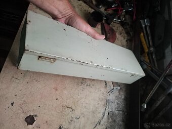 Škoda Rapid 130 - schránka do motoru originál - 4