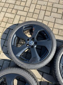 ORIGINÁL Alu Volkswagen AUSTIN R18, 5x112- TOP, LETNÍ PNEU - 4