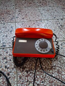 Staré telefony, červený, oranžový, černý - 4