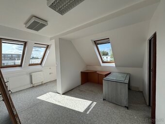 Prodej skladového prostoru 1.751m2 s vilou pro ubytování v H - 4