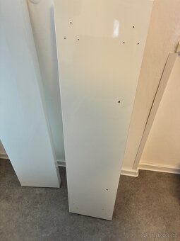 Police lesklá bílá IKEA LACK - 4