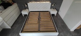 Manželská postel 200 x 180 s lamel. rošty a nočními stolky - 4