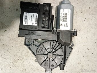 Motorek stahovačky VW Touran - 4