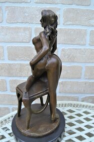 Bronzová socha - AKT ŽENA NA ŽIDLI 33 cm - 4