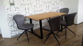 Dřevěný jídelni stůl 4 otáčecí  židle barva šedá - 4