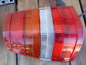 Zadní světla na Mercedes Benz S124, kombi. AMG? - 4