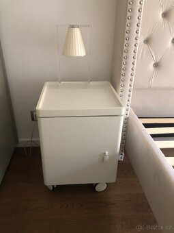 Velká komoda a dva noční stolky na kolečkách - 4