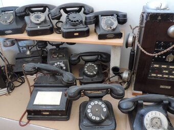 Staré stolní telefony - 4
