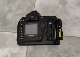 ZRCADLOVKA NIKON D70 S VADOU NA NÁHRADNÍ DÍLY - 4