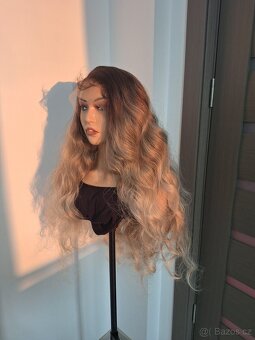 Kudrnatá dlouhá blond ombre paruka s krajkou vpředu 7152 - 4