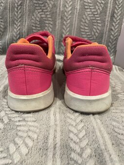 Dívčí tenisky Adidas vel. 35 v pěkném stavu - 4