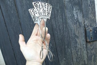 Starožitné stříbrné kleštičky na zákusky, figurální motiv - 4