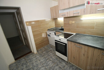 Pěkný prostorný byt 2+1 v přízemí cihlového domu se samostat - 4