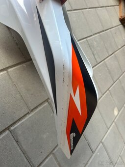 Plast nádrže KTM 890 duke R - 4