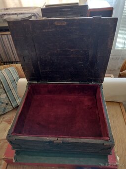 Starožitná vyřezávaná skříňka, šperkovnice - 4