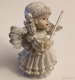 Sádrová soška anděla hrajícího na housle. - 4
