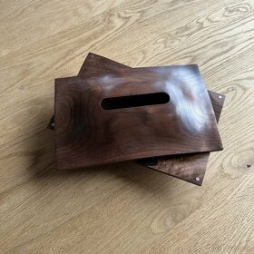 Designový dřevěný (ořech) box na kapesníky - 4