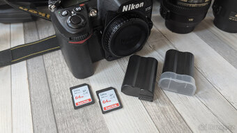Nikon D7000 + 18-200mm 3.5-5.6 + 35mm 1.8 + příslušenství - 4