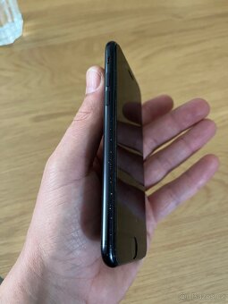 Apple iPhone SE 2020 černý 64GB - 4