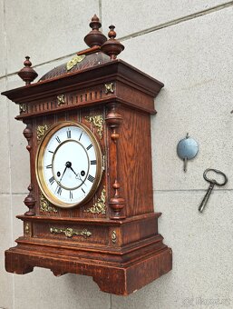 starožitné veliké vyřezávané a zdobené krbové hodiny - 4