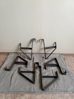 KOVOVÉ DRŽÁKY KVĚTINOVÝCH TRUHLÍKŮ NA BALKONOVÉ ZÁBRADLÍ - 4