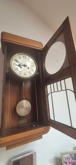 Prodám historické nástěnné kyvadlové hodiny - 4