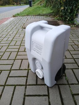 Přenosná nádrž na odpadní vodu s praktickou rukojetí - 4