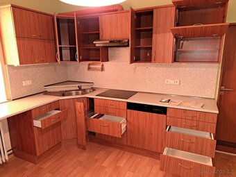 Kompletní rohová kuchyňská linka se spotřebiči – TOP stav - 4
