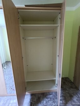 Trojdílná šatní skříň - 4
