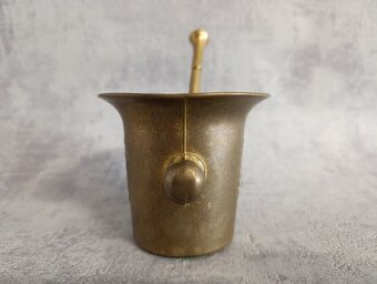 Starý malý mosazný hmoždíř se lvem a tloukem - 4