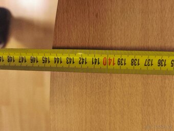 Prodám rozkládací kulatý kuchyňský stůl a 4 dřevěné židle. - 4