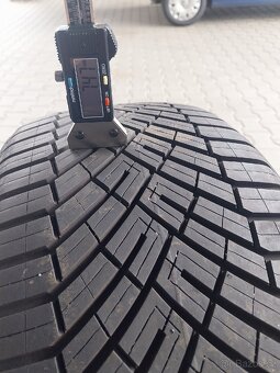 Prodám 2 x pneu Continental 235/40/18 - 4