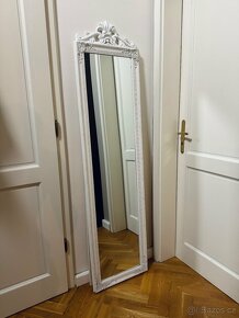 Bílé zrcadlo s ozdobním rámem - 4