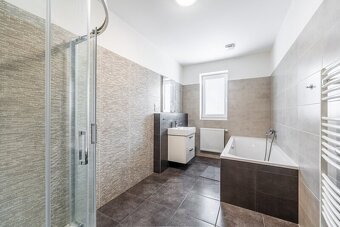 Pronájem bytu 3+kk (88 m²) s parkovacím stáním a sklepem – T - 4