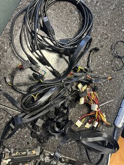 Zbytek mining rig, 2xMB, zdroj 850W, karty, kabely, redukce - 4