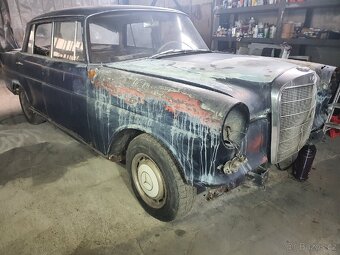 Mercedes W110 200 D, motor v chodu, z 90% kompletní - 4